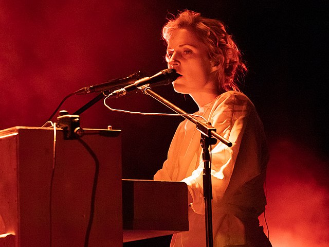 Agnes Obel performing at piano